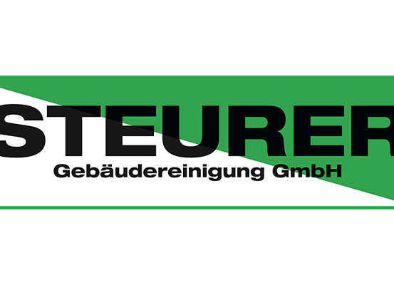 Das Logo für Steuerer Gebäudereinigung GmbH, dargestellt auf weißem Hintergrund mit einem grünen und weißen Dreieck. Der Text ist fett und in schwarz.