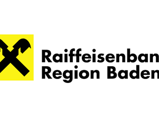 Das Logo der Raiffeisenbank Region Baden zeigt ein gelbes Quadrat mit einem schwarzen Kreuz und den Worten Raiffeisenbank Region Baden in fetter Schrift.
