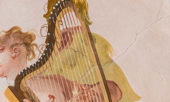Ein Ausschnitt eines klassischen Gemäldes zeigt eine junge Frau, die eine Harfe spielt, mit einem ruhigen Gesichtsausdruck und einer goldenen Harfe mit komplizierten Designs. Der Hintergrund ist verblasst und zeigt Risse.