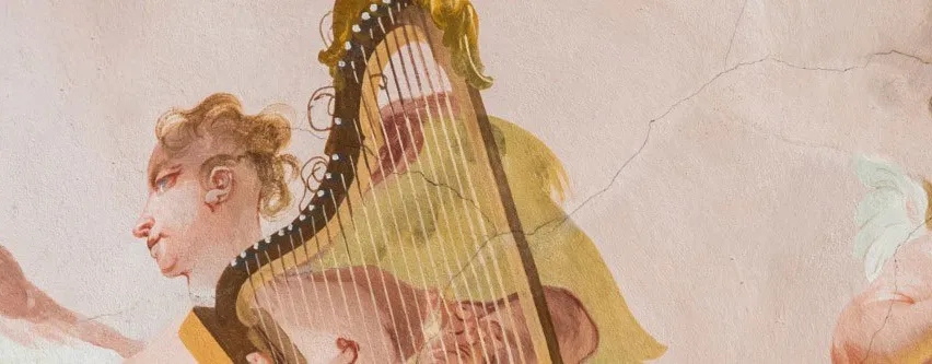 Ein Ausschnitt eines klassischen Gemäldes zeigt eine junge Frau, die eine Harfe spielt, mit einem ruhigen Gesichtsausdruck und einer goldenen Harfe mit komplizierten Designs. Der Hintergrund ist verblasst und zeigt Risse.