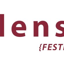 Das Logo für das Lensi Festival, mit einem Textüberlagerung in Purpur auf einem weißen Hintergrund mit einem roten Akzent.