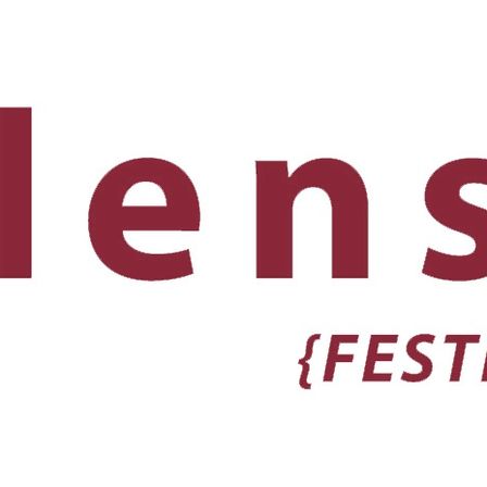 Das Logo für das Lensi Festival, mit einem Textüberlagerung in Purpur auf einem weißen Hintergrund mit einem roten Akzent.