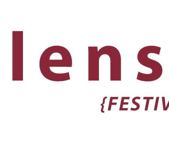 Das Logo für das Lensi Festival, mit einem Textüberlagerung in Purpur auf einem weißen Hintergrund mit einem roten Akzent.