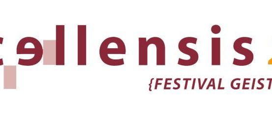 Das Logo für das Celsenis 20 Festival, mit einem stilisierten 'C', einer gelben Linie und einem weißen Kreis auf der linken Seite.