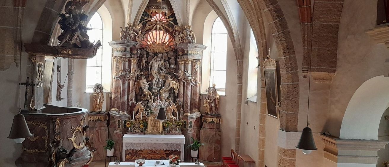 Bild enthält, Indoors, Prayer, Architecture, Building, Chapel, Church, Altar