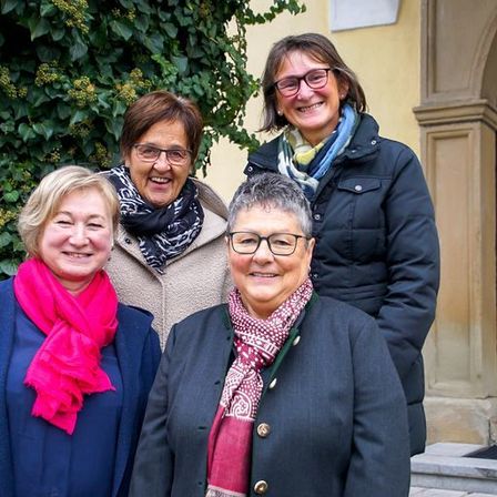 Bild enthält, Coat, People, Person, Scarf, Portrait, Adult, Female, Woman, Glasses, Blazer