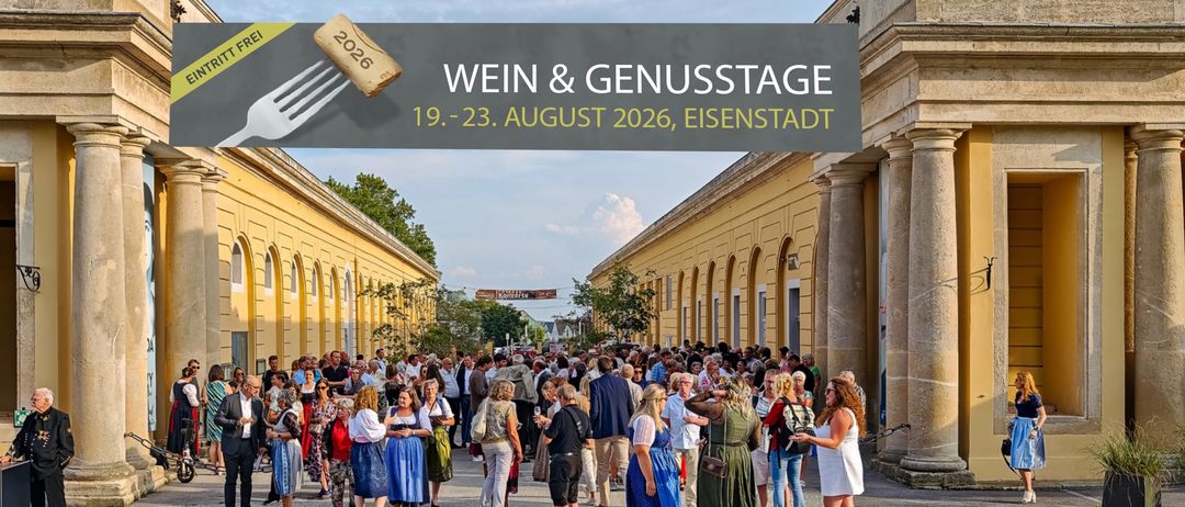 Eine große Menschenmenge in traditioneller Kleidung versammelt sich vor einem gelben Gebäude mit Säulen. Das Banner darüber lautet 'Wein & Genussstage 19.-23. August 2026, Eisenstadt'.