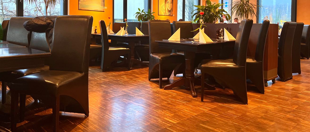 Bild enthält, Architecture, Building, Furniture, Indoors, Lounge, Chair, Person