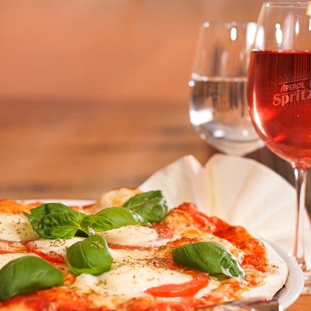 Bild enthält, Glass, Alcohol, Beverage, Liquor, Wine, Wine Glass, Food Presentation, Pizza, Red Wine, Cup
