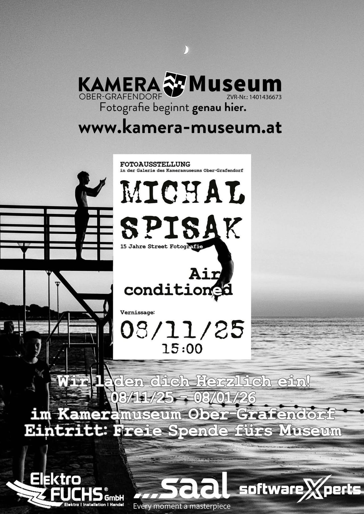 Ein Plakat bewirbt eine Fotoausstellung im Kamera Museum in Ober-Grafendorf. Die Ausstellung prasentiert Michal Spisaks Air Conditioned und zeigt 15 Jahre Streetfotografie. Termine und Zeiten sind 08/11/25 um 15:00. Der Eintritt ist frei.