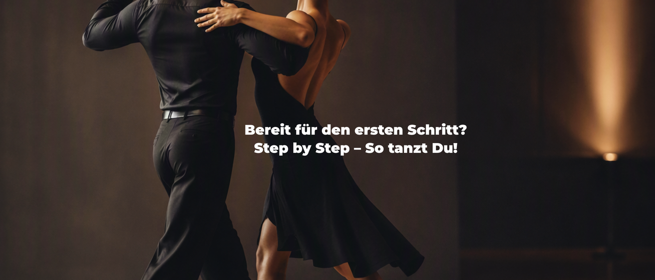 Ein Mann und eine Frau in schwarzer Kleidung tanzen eng zusammen. Die Frau trägt ein Kleid und der Mann einen Anzug. Das Bild hat einen dunklen Hintergrund und enthält Text auf Deutsch.