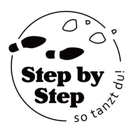 Ein kreisförmiges Logo mit dem Text 'Step by Step' in fetter schwarzer Schrift. Das Logo zeigt einen stilisierten Mond mit Fußabdrücken, umgeben von einem Kreis mit der Phrase 'so tanzt du' in einer fließenden Schrift.