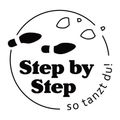 Ein kreisförmiges Logo mit dem Text 'Step by Step' in fetter schwarzer Schrift. Das Logo zeigt einen stilisierten Mond mit Fußabdrücken, umgeben von einem Kreis mit der Phrase 'so tanzt du' in einer fließenden Schrift.