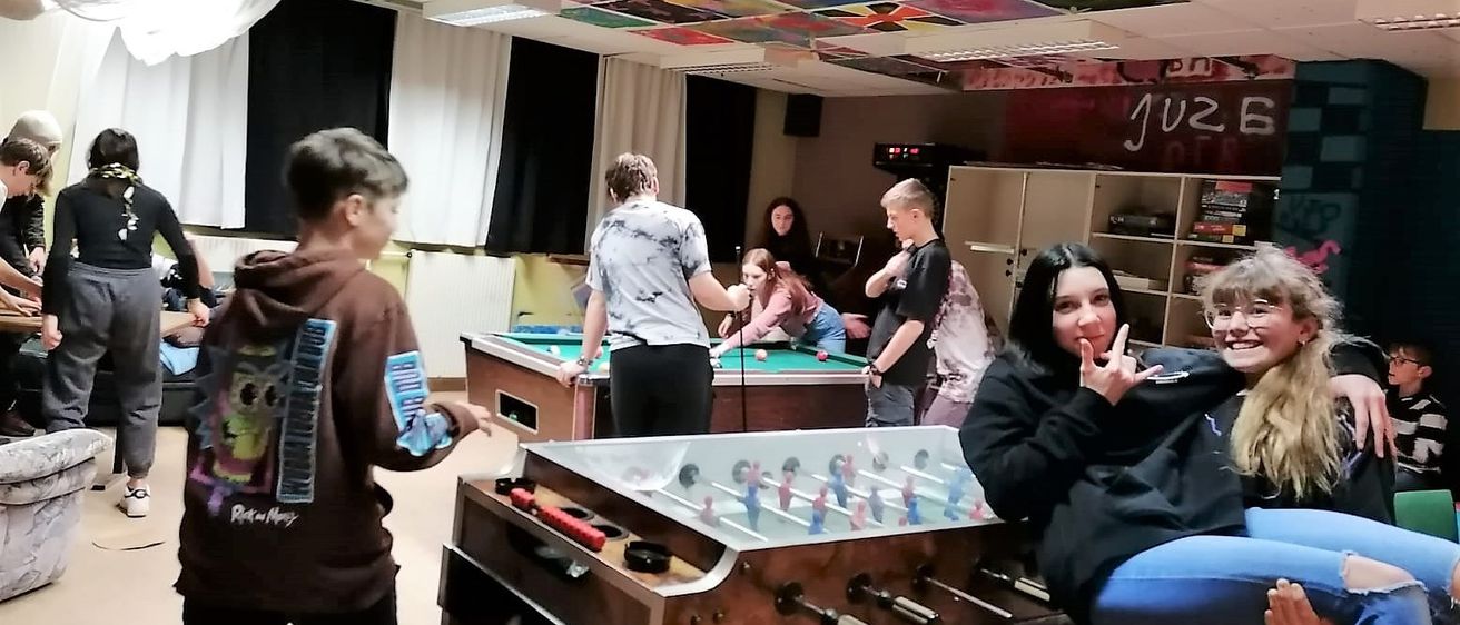 Bild enthält, Indoors, Face, Head, Person, Adult, Female, Woman, Male, Man