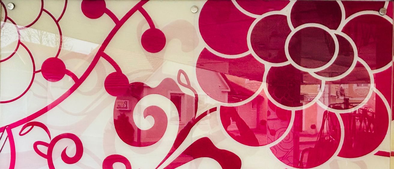 Ein lebhaftes, abstraktes Design mit großen pinken Blumenmustern und geschwungenen Elementen. Das Design auf weißem Hintergrund reflektiert ein Gebäude und die Zahl '9'.