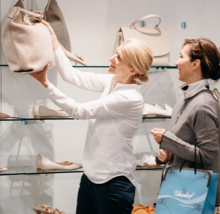 Bild enthält, Accessories, Bag, Handbag, Adult, Female, Person, Woman, Purse, Shop, Face