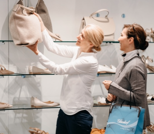 Bild enthält, Accessories, Bag, Handbag, Adult, Female, Person, Woman, Purse, Shop, Face