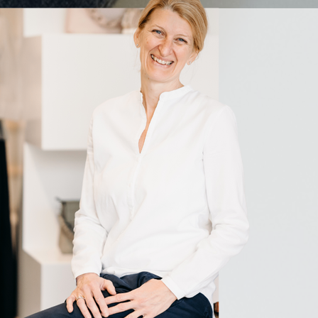 Bild enthält, Face, Head, Person, Smile, Blouse, Adult, Female, Woman, Long Sleeve, Coat