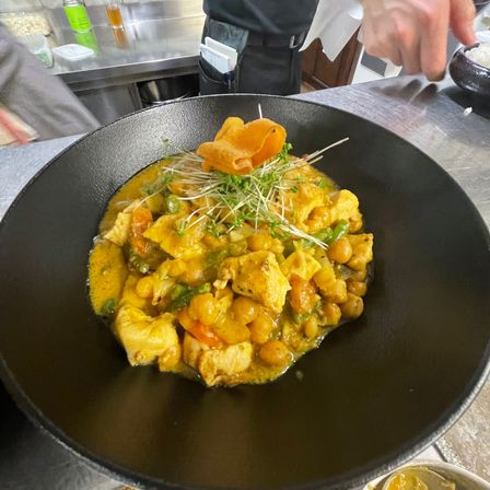 Bild enthält, Food, Food Presentation, Adult, Male, Man, Person, Plate, Cooking Pan, Cookware