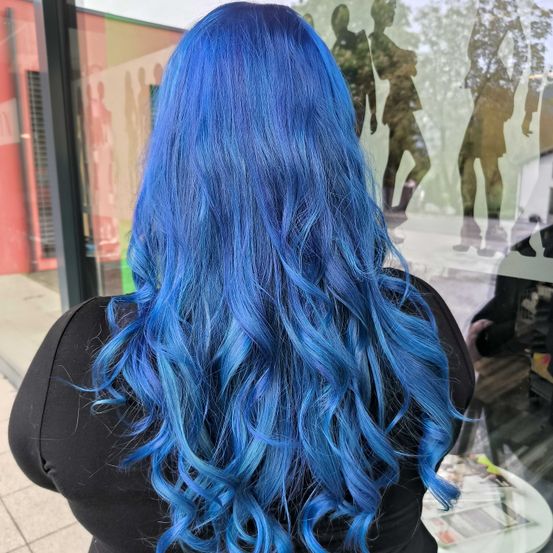 Bild enthält, Hair, Person, Adult, Female, Woman, Blue Hair, Head