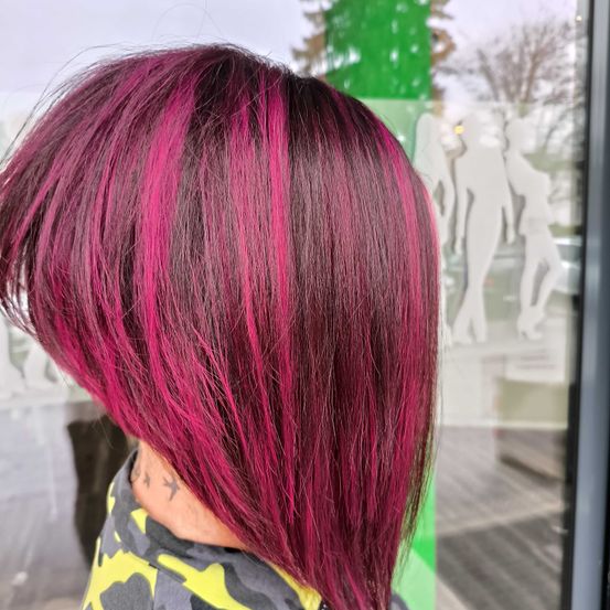 Bild enthält, Hair, Person, Adult, Female, Woman, Pink Hair