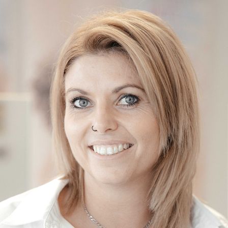 Bild enthält, Blonde, Person, Face, Head, Smile, Adult, Female, Woman, Neck, Locket