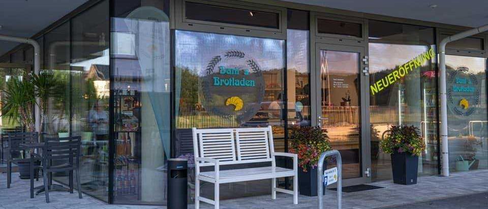 Bild enthält, Bench, Furniture, Cafe, Restaurant, Person, Chair, Plant, Door, Shop, City