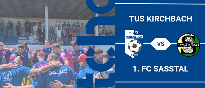 Eine Fußballmannschaft in blauen Uniformen ist auf einem Feld versammelt, mit einem blauen Banner im Hintergrund, das 'Tus Kirchbach' und '1. FC Sasstal' zeigt. Das Datum '14.08.2026' und die Zeit '19:00' sind ebenfalls angegeben.