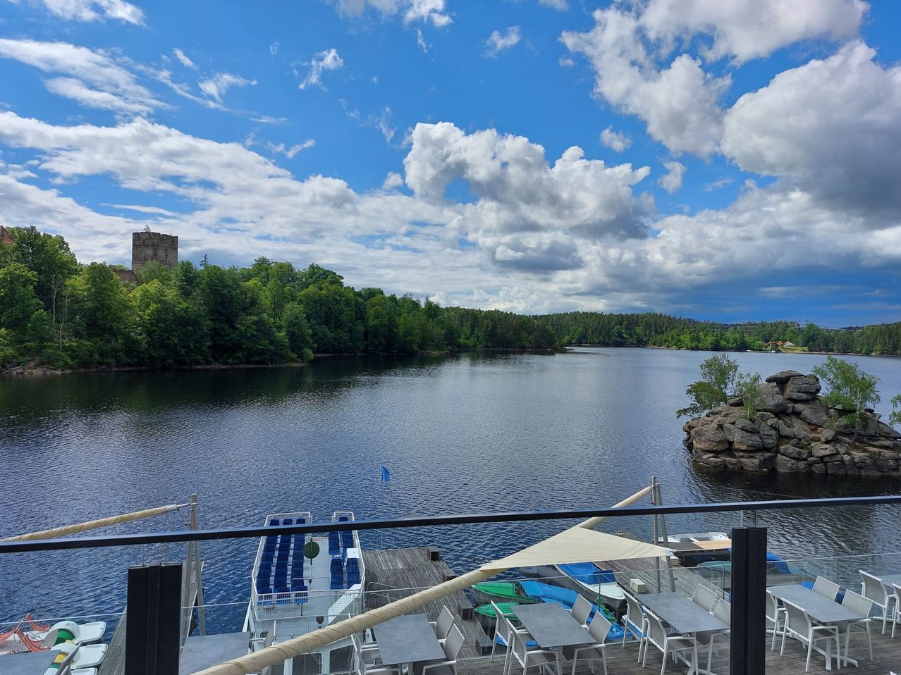 Bild enthält, Nature, Outdoors, Scenery, Lakefront, Sky, Boat, Lake, Water, Flag, Chair