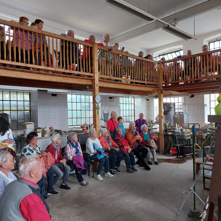 Bild enthält, People, Person, Adult, Female, Woman, Male, Man, Indoors, Classroom, Wood