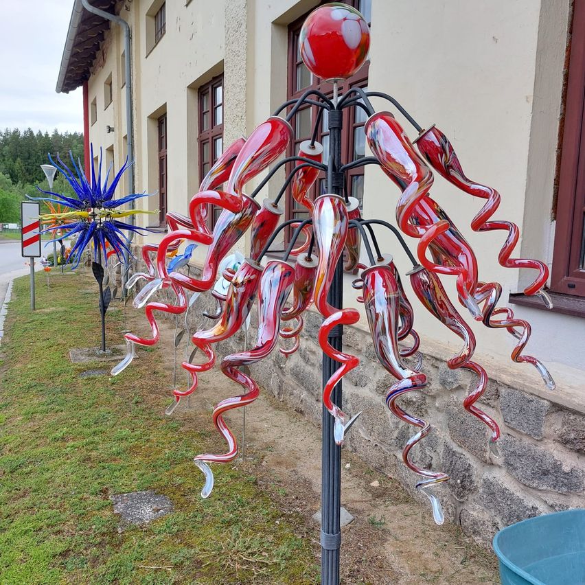 Bild enthält, Path, City, Street, Urban, Walkway, Outdoors, Shelter, Grass, Plant, Potted Plant