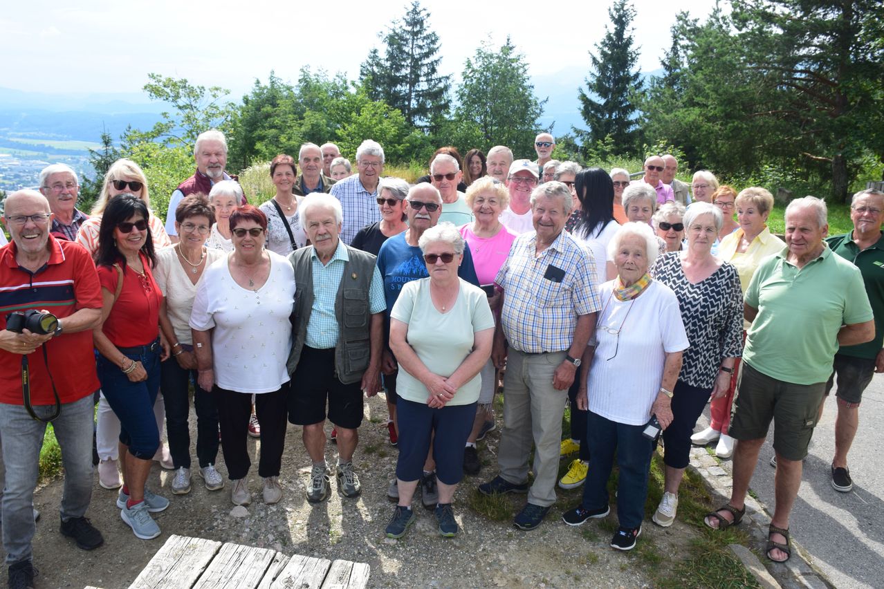 Bild enthält, People, Person, Tree, Pants, Vegetation, Adult, Male, Man, Shoe, Fir