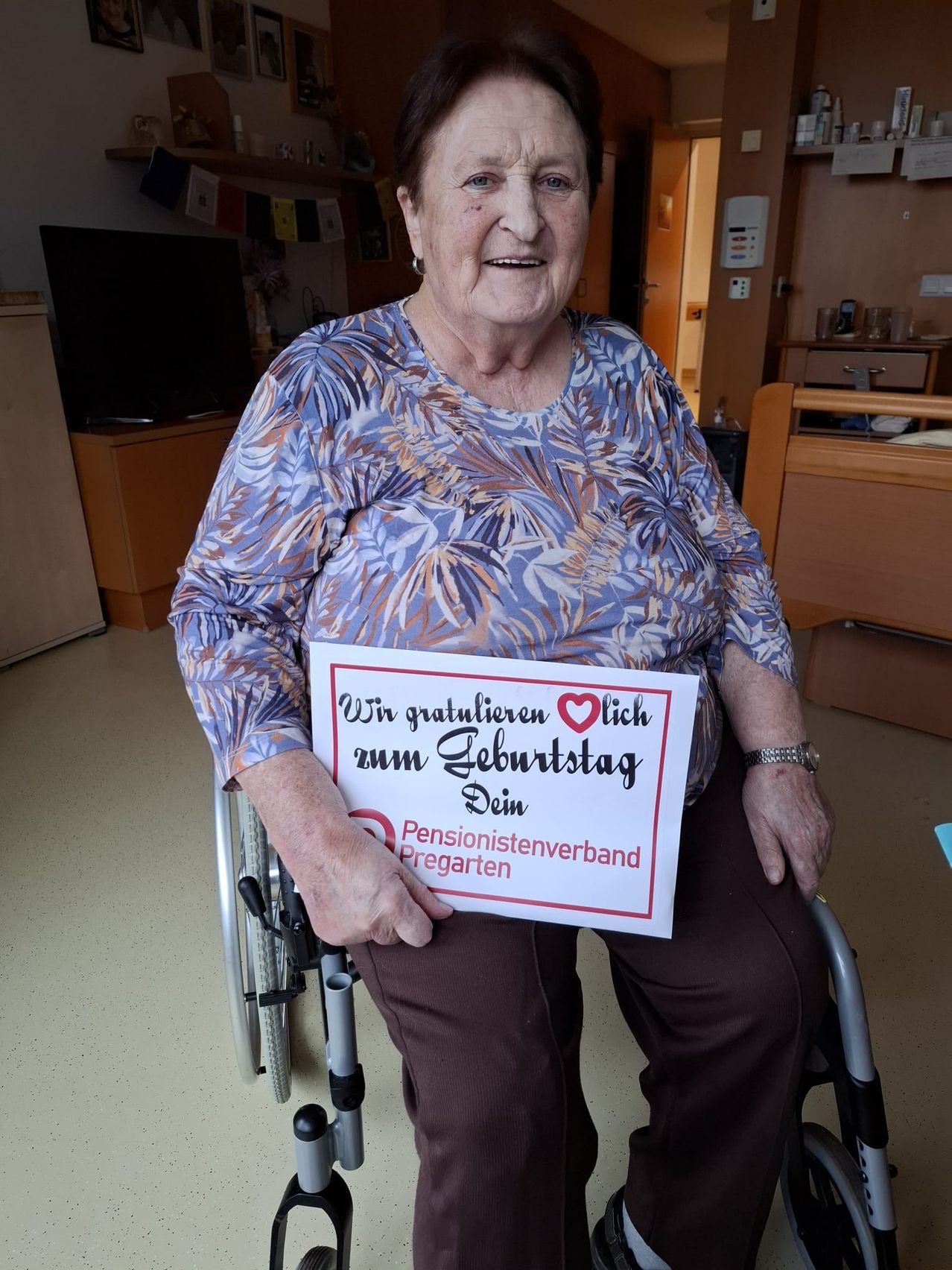 Bild enthält, Adult, Male, Man, Person, Furniture, Monitor, Screen, Chair, Senior Citizen, Face