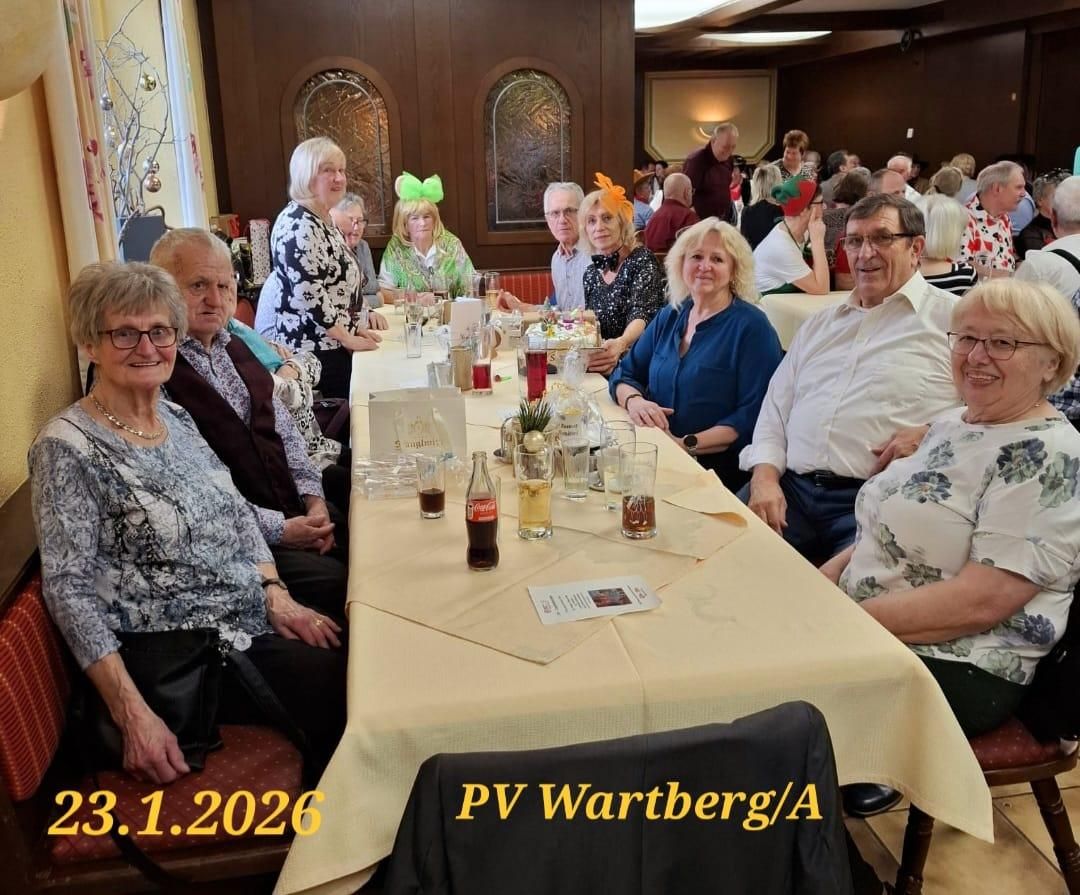 Gruppe älterer Menschen, die um einen Tisch in einem Restaurant sitzen. Datum 3.1.2026. Gläser, Flaschen und Blumen auf dem Tisch.