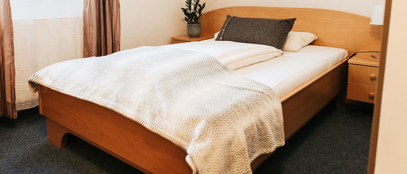 Bild enthält, Indoors, Interior Design, Furniture, Bed, Cushion, Home Decor, Plant, Bedroom, Room