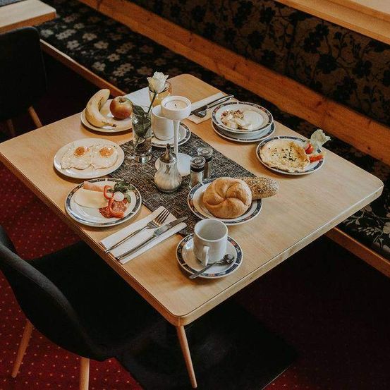 Bild enthält, Furniture, Table, Tabletop, Brunch, Food, Dining Table, Beverage, Coffee, Coffee Cup, Chair