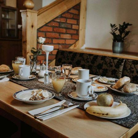 Bild enthält, Brunch, Food, Furniture, Table, Tabletop, Dining Table, Dining Room, Cup, Blackboard, Coffee Cup