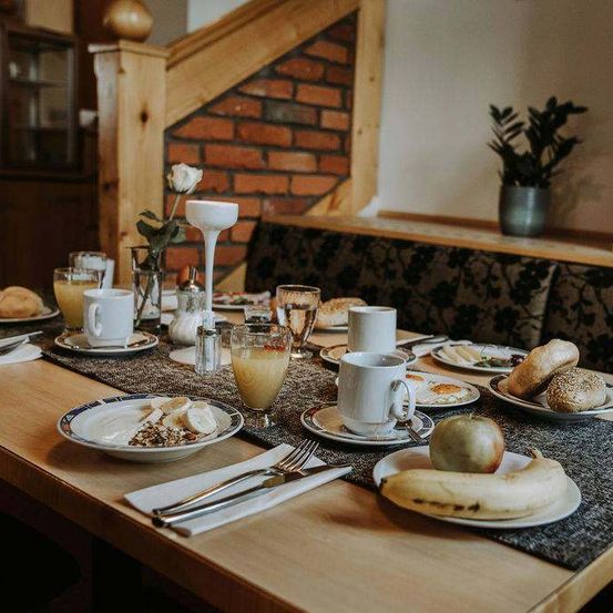 Bild enthält, Brunch, Food, Furniture, Table, Tabletop, Dining Table, Dining Room, Cup, Blackboard, Coffee Cup