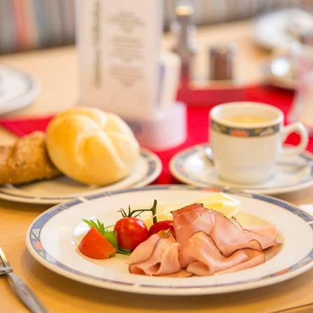 Bild enthält, Brunch, Food, Food Presentation, Cup, Plate, Bread, Cutlery, Fork