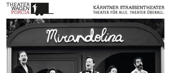 Schwarz-Weiß-Bild von Menschen, die auf der Bühne auftreten. Sie singen und spielen Gitarre. Ein Publikum sitzt vor ihnen. Ein Schild mit dem Wort 'Mirandolina'. Das Datum '29.06.2025' und 'Kötschach-Mauthen' sind zu sehen. Unten steht ein Zeitplan für Aufführungen.