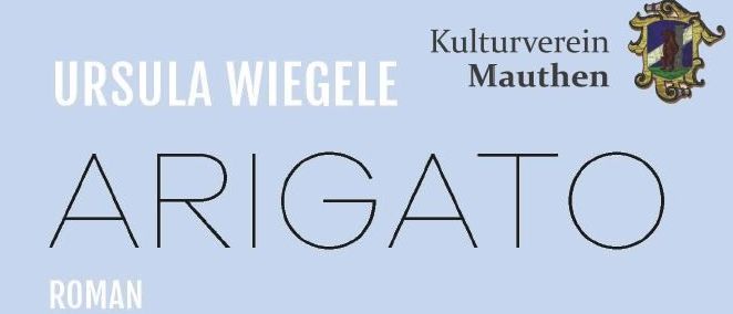 Das Plakat für den Roman 'Arigato' zeigt eine blaue Holztür vor blauem Hintergrund. Eine Lesung ist am Freitag, 24. April, um 19:00 im Café Eck, Mauthen geplant. Ursula Wiegele ist die Leserin.