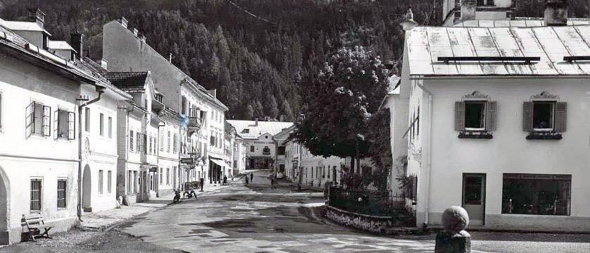 Bild enthält, City, Road, Street, Urban, Neighborhood, Bench, Outdoors, Person, Nature, Alley