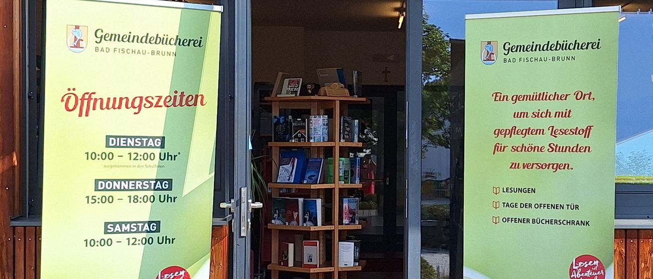 Bild enthält, Advertisement, Book, Publication, Poster, Indoors, Library, Shop, Person, Architecture, Building