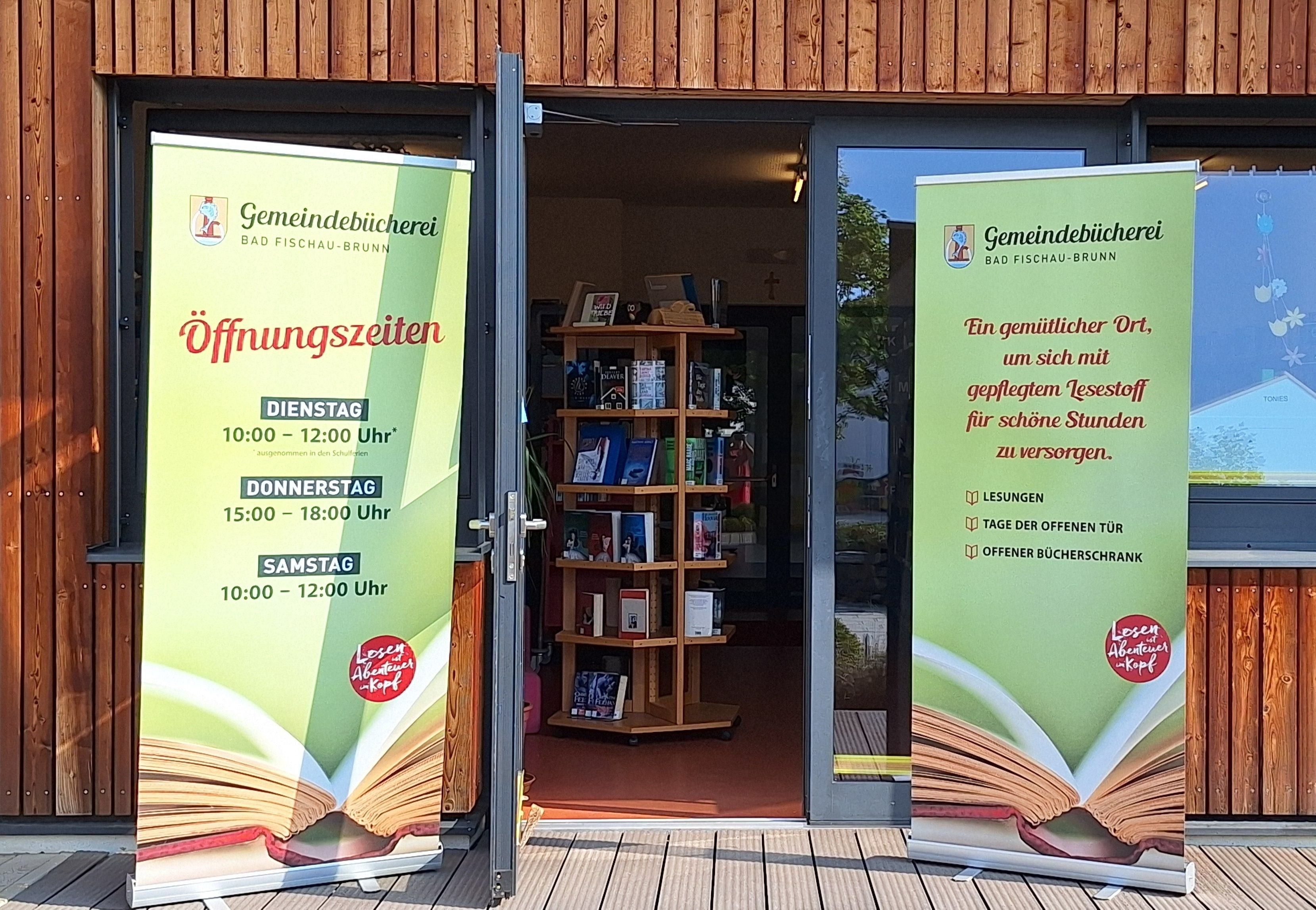 Bild enthält, Advertisement, Book, Publication, Poster, Indoors, Library, Shop, Architecture, Building, Person
