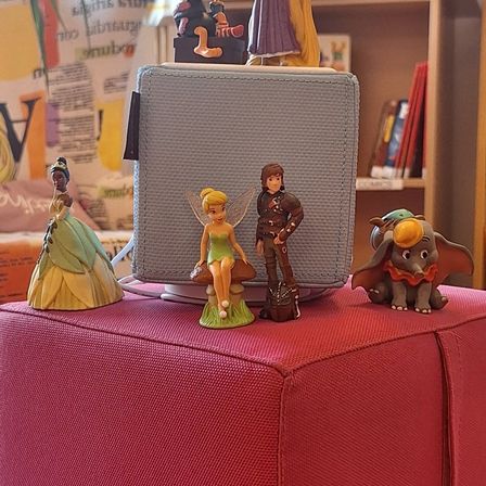 Bild enthält, Figurine, Adult, Female, Person, Woman, Couch, Furniture, Child, Girl, Doll