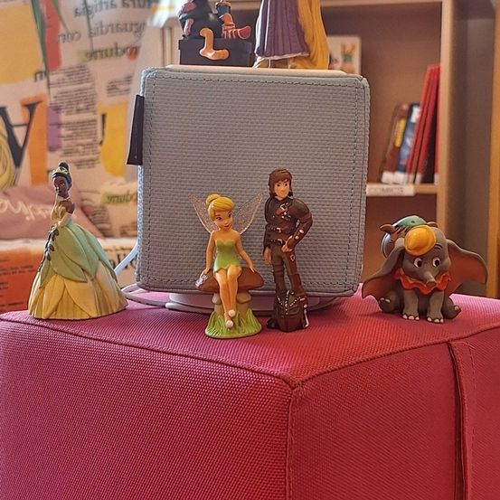 Bild enthält, Figurine, Adult, Female, Person, Woman, Couch, Furniture, Child, Girl, Doll