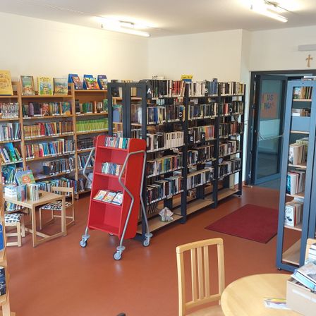 Bild enthält, Book, Publication, Indoors, Library, Bookstore, Shop, Chair, Furniture, Building, Box