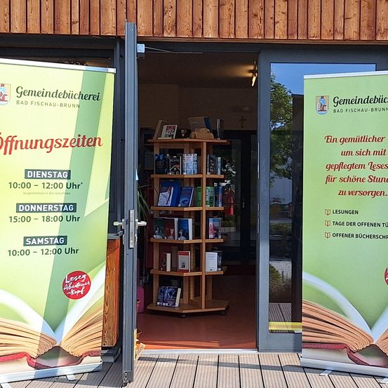 Bild enthält, Advertisement, Book, Publication, Poster, Indoors, Library, Shop, Person, Architecture, Building