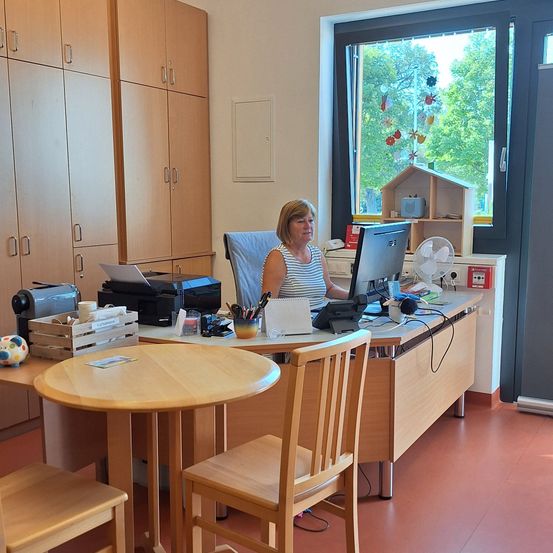 Bild enthält, Furniture, Table, Plywood, Wood, Desk, Chair, Floor, Adult, Person, Woman