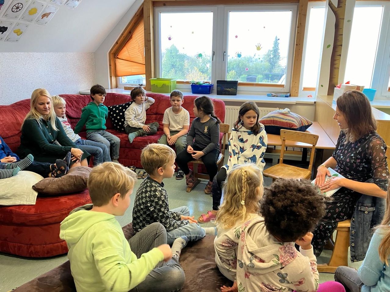 Bild enthält, Adult, Female, Person, Woman, Boy, Child, Male, Girl, People, Furniture